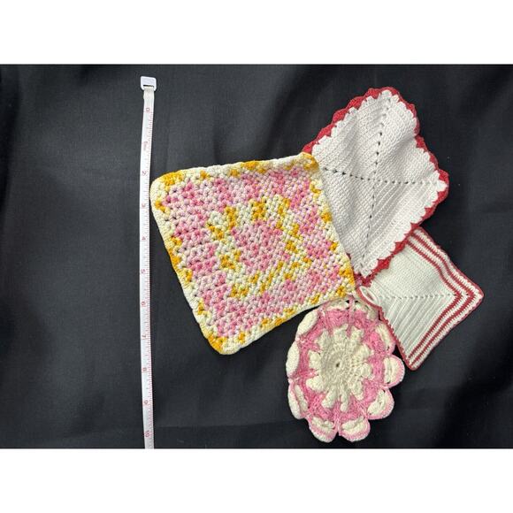 Lot of 4 Vintage Hanging Crochet Doilies Trivets Potholders Flowers Pink Red - Picture 3 of 4